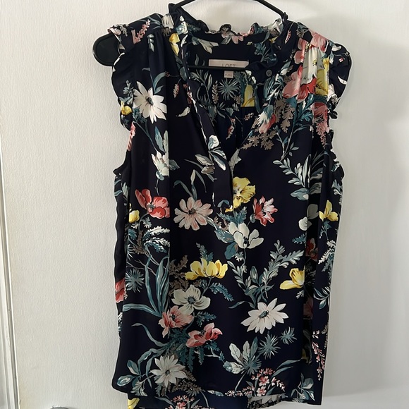 Loft size medium petite. Cap sleeve blouse in navy blue with floral pattern - Picture 2 of 6